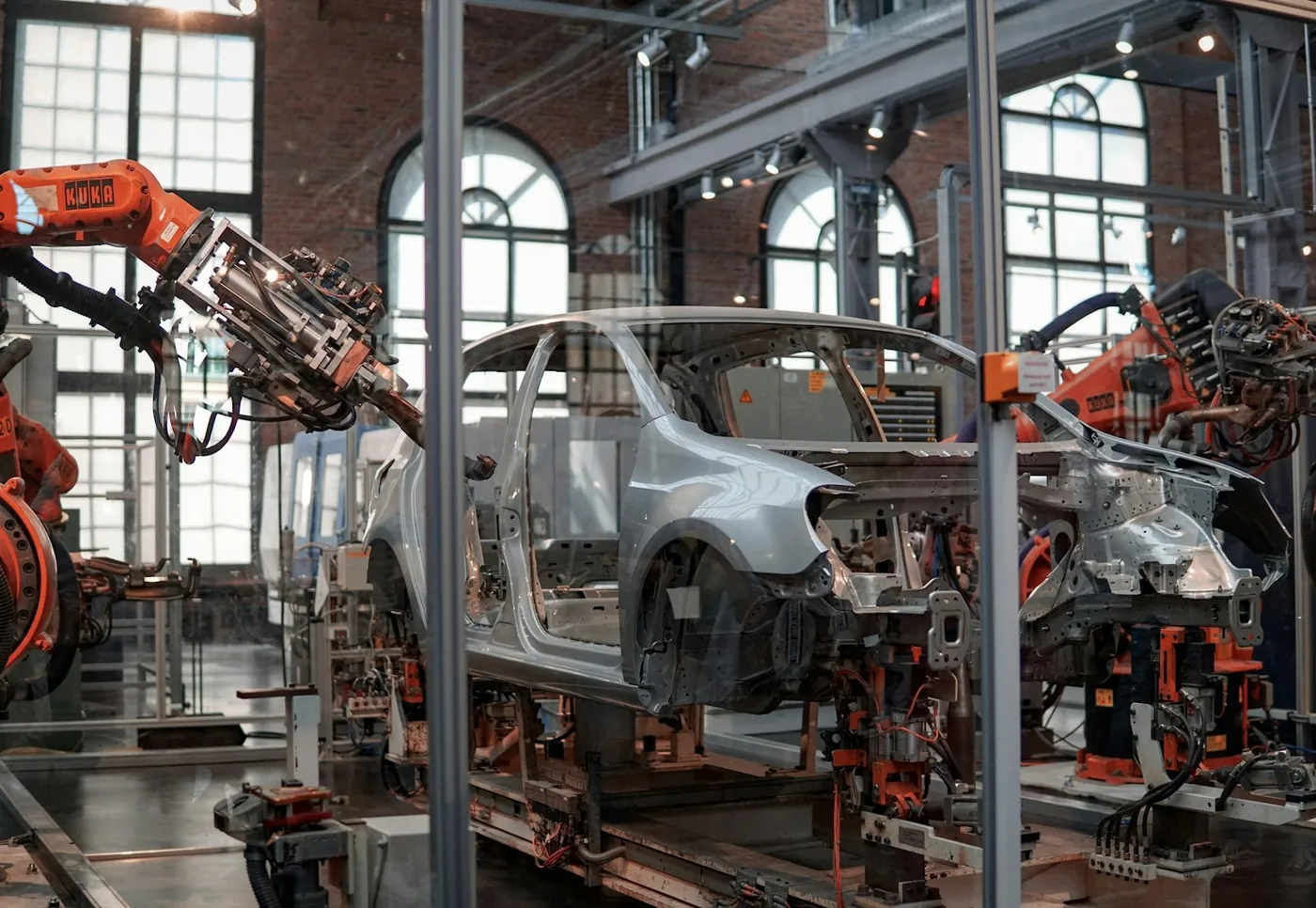 Moderne Fertigungshalle mit Roboter-Fertigungsstraße